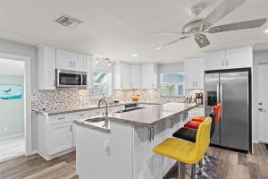 Η κουζίνα ή μικρή κουζίνα στο Sea Glass Dreams - Waterfront Pool Home, Mini Golf, Game Room, 110' Dock