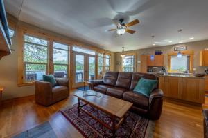Χώρος καθιστικού στο Loon Lakeside Dockside Retreat