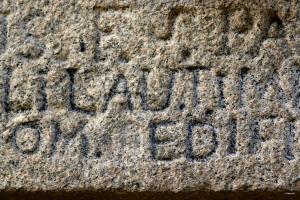 a stone wall with the words berlinich foreign school at Maison de maître en pierre de 1831 avec vue sur la mer à Porticcio in Porticcio