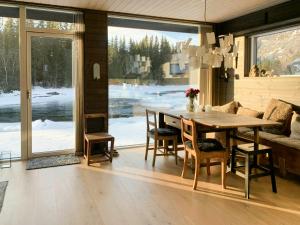 een eetkamer met een houten tafel en stoelen bij Hytte Ved Heimsila I Hemsedal in Hemsedal