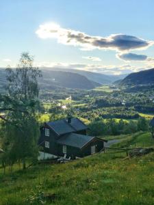 ein Haus auf einem Hügel mit Aussicht in der Unterkunft Family-Friendly Cabin With Agricultural Idyll in Vestre Gausdal