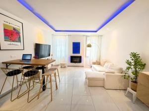 a living room with a table and a couch at Superbe appartement moderne in La Valette-du-Var