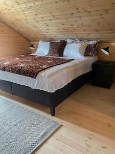 a bedroom with a bed in a log cabin at Family Cabin At Blefjell in Lampeland +20 photos
