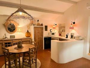 Η κουζίνα ή μικρή κουζίνα στο Bohemian House Overlooking Roussillon +31 φωτογραφίες