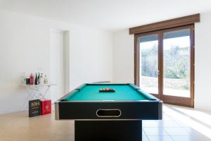 stół bilardowy na środku pokoju w obiekcie Villa Modigliani w mieście Casarano