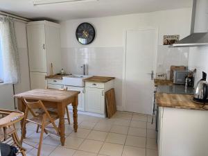 Η κουζίνα ή μικρή κουζίνα στο Thiat guest house +8 φωτογραφίες