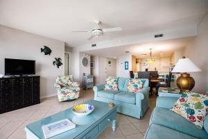 Khu vực ghế ngồi tại Seaside Villa- Charming Beachfront Condo w Pool!