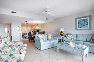 Khu vực ghế ngồi tại Seaside Villa- Charming Beachfront Condo w Pool!