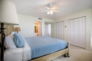 Giường trong phòng chung tại Seaside Villa- Charming Beachfront Condo w Pool! +36 ảnh