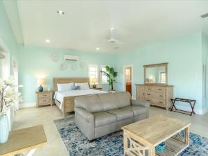 Posezení v ubytování Tranquil Tides - Luxury Waterfront Pool Home 75` Dock! + 72 fotografií