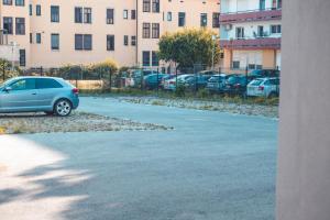 een auto geparkeerd op een parkeerplaats naast een gebouw bij Maribella Apartment in Maribor