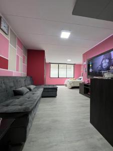 a living room with a couch and a flat screen tv at Moderno, en el centro de La Paz in La Paz