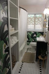 un baño con inodoro y lavabo en Downtown ATX! Deep Eddy Bungalow #A, en Austin 51 fotos más