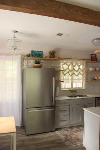 una cocina con refrigerador de acero inoxidable en Downtown ATX! Deep Eddy Bungalow #A, en Austin