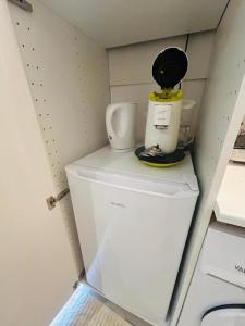 un apparecchio posto sopra un frigorifero bianco di Séjour idéal à Marseille - entre mer, soleil et confort a Marsiglia