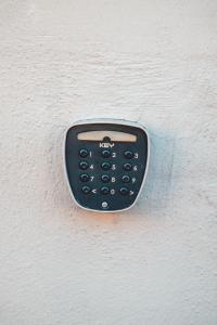 een zwarte afstandsbediening op een witte muur bij Maribella Apartment in Maribor