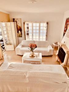 Khu vực ghế ngồi tại Ericeira -Oceonview Villa with Pool and Whirlpool