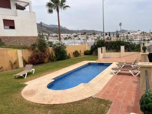 una piscina nel giardino di una casa di Chalet Puente del Miso a Nerja