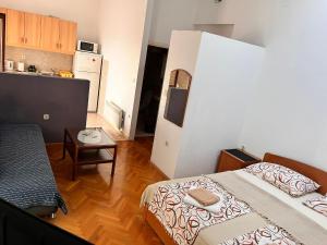 a small room with a bed and a kitchen at Studio apartment Đana in Tučepi