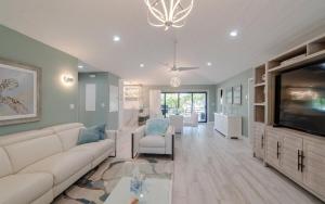 TV a/nebo společenská místnost v ubytování Villa Franchella - Waterfront Luxury Home, Pool, 45 Dock