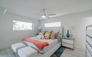 Postel nebo postele na pokoji v ubytování Villa Franchella - Waterfront Luxury Home, Pool, 45 Dock + 52 fotografií