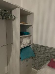 a room with a closet with blue pillows and a bed at Appartement moderne à Petit-Bourg, 70 m², piscine privée in Petit-Bourg +9 photos