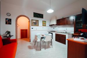 a kitchen with a table and chairs in a kitchen at Casa Luisa in Fisciano