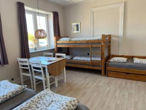 ein Zimmer mit Etagenbetten, einem Tisch und einem Schreibtisch in der Unterkunft Hohenwarte in Højer + 73 Fotos