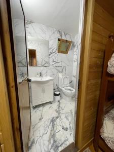 Koupelna v ubytování Guri i Lekës Guesthouse