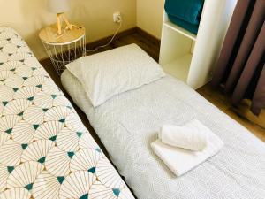 Ένα ή περισσότερα κρεβάτια σε δωμάτιο στο Gîte Clair de Lune