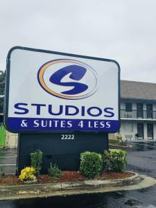 een bord voor een buicks en suites minder bij Studios 4 Less Chesapeake in Chesapeake