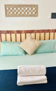 Prithvi Hotel Rishikesh - Aesthetic Quite Rooms With Smart TV, AC, WiFi and free airport pickup for 7 plus night stays in Upper Tapovan房間的床