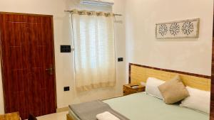 Prithvi Hotel Rishikesh - Aesthetic Quite Rooms With Smart TV, AC, WiFi and free airport pickup for 7 plus night stays in Upper Tapovan房間的床