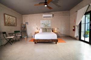 una camera da letto con un letto e un tavolo di The Serene House Bed & Breakfast a Luquillo