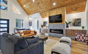 TV a/nebo společenská místnost v ubytování Harvest Moon Lodge - Couples family hot tub sauna