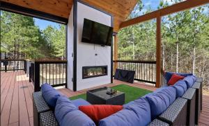 TV a/nebo společenská místnost v ubytování Harvest Moon Lodge - Couples family hot tub sauna