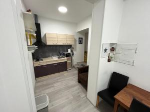 Kuchyň nebo kuchyňský kout v ubytování Happy Hostel