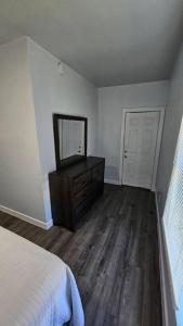 Ένα ή περισσότερα κρεβάτια σε δωμάτιο στο Charming 1BR Dallas Fourplex Affordable Comfort
