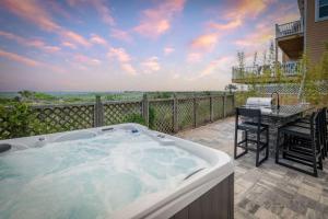 Balkoni atau teres di Seaside Rose-Ocean Front, Private Pool, Ht Tub, Slps 28