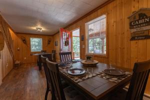 Φωτογραφία από το άλμπουμ του Lazy Bear Lodge New Spa Installed σε Duck Creek Village