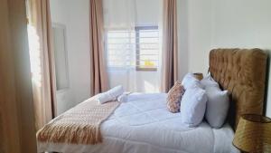 Postel nebo postele na pokoji v ubytování Silverest Place + 33 fotografií