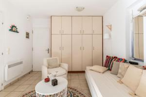 una sala de estar con un sofá y una mesa en Cozy, Romantic Studio next to The Mall, en Atenas 16 fotos más