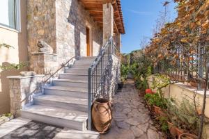 Un conjunto de escaleras que conducen a una casa en Cozy, Romantic Studio next to The Mall, en Atenas