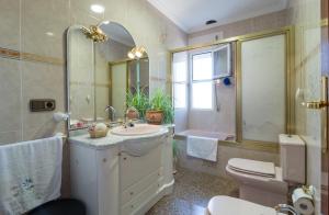 Kúpeľňa v ubytovaní Casa Rural Casa Valdecaballeros + 37 fotografií
