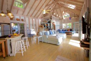 Khu vực ghế ngồi tại Big Blue Ocean Views from Every Room, Small Pool and Hot Tub - Sea Rock