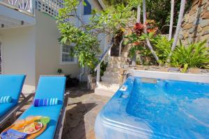 Hồ bơi trong/gần Big Blue Ocean Views from Every Room, Small Pool and Hot Tub - Sea Rock