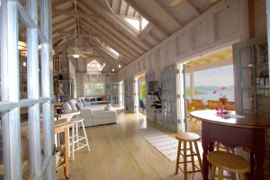 Nhà bếp/bếp nhỏ tại Big Blue Ocean Views from Every Room, Small Pool and Hot Tub - Sea Rock