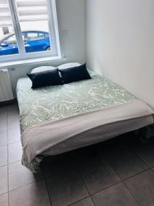 Ένα ή περισσότερα κρεβάτια σε δωμάτιο στο Studio proche de la CNPE