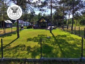 ein Schild in einem Park mit Spielplatz in der Unterkunft Osada Stepno in Stepień