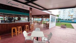 un ristorante con tavoli e sedie su un patio di Vistamar Laguna Beach a Torrox Costa